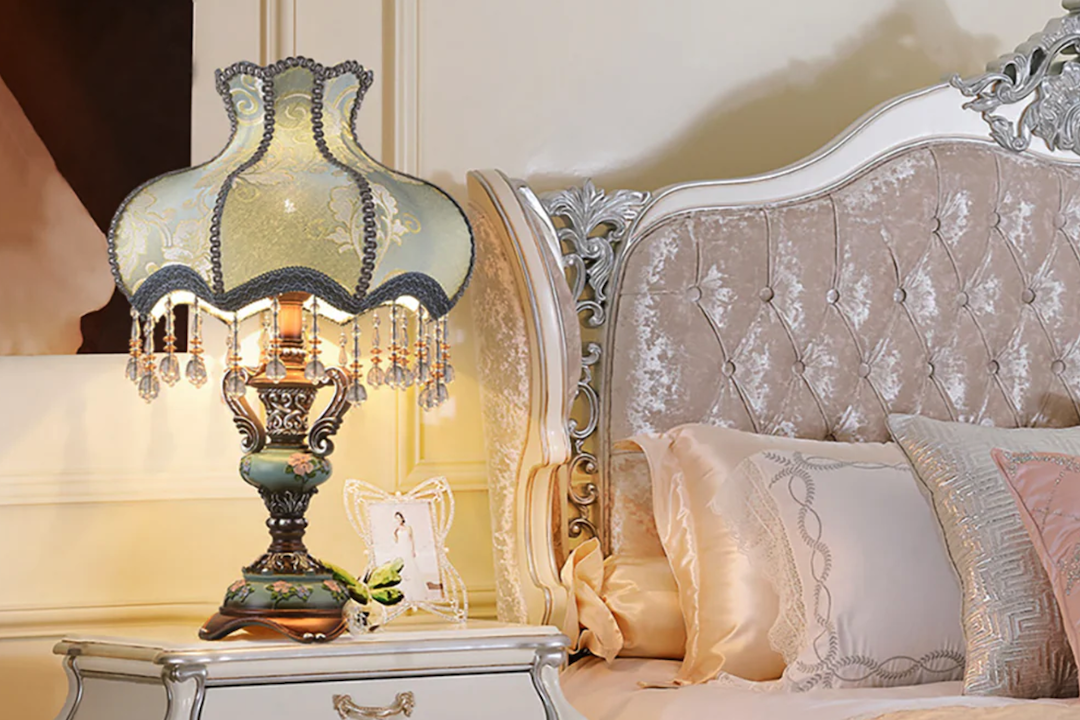 Élégante lampe de table en résine et tissu pour le Palais des Vases