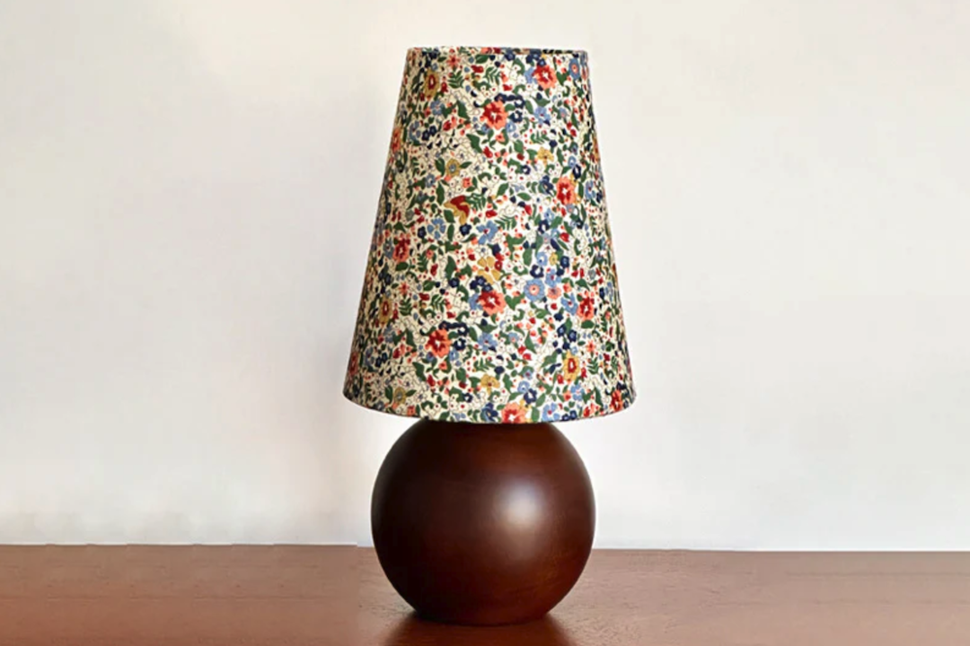 La lampe de table en bois floral en tissu français