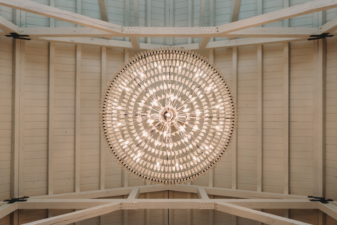 Photo travertine chandelier
