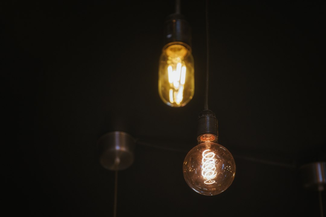 Lampe portable à ampoule nue : déco idéale pour un coin lecture cosy